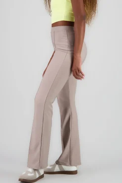 Pantalon flare con costruras