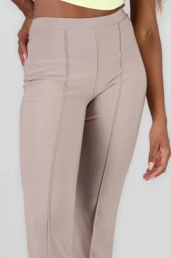 Pantalon flare con costruras