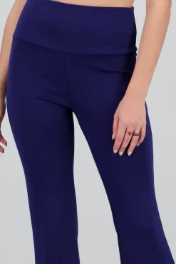 Pantalon flare liso detalle dobles