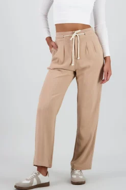 Pantalon recto liso detalle cinturon