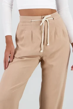 Pantalon recto liso detalle cinturon