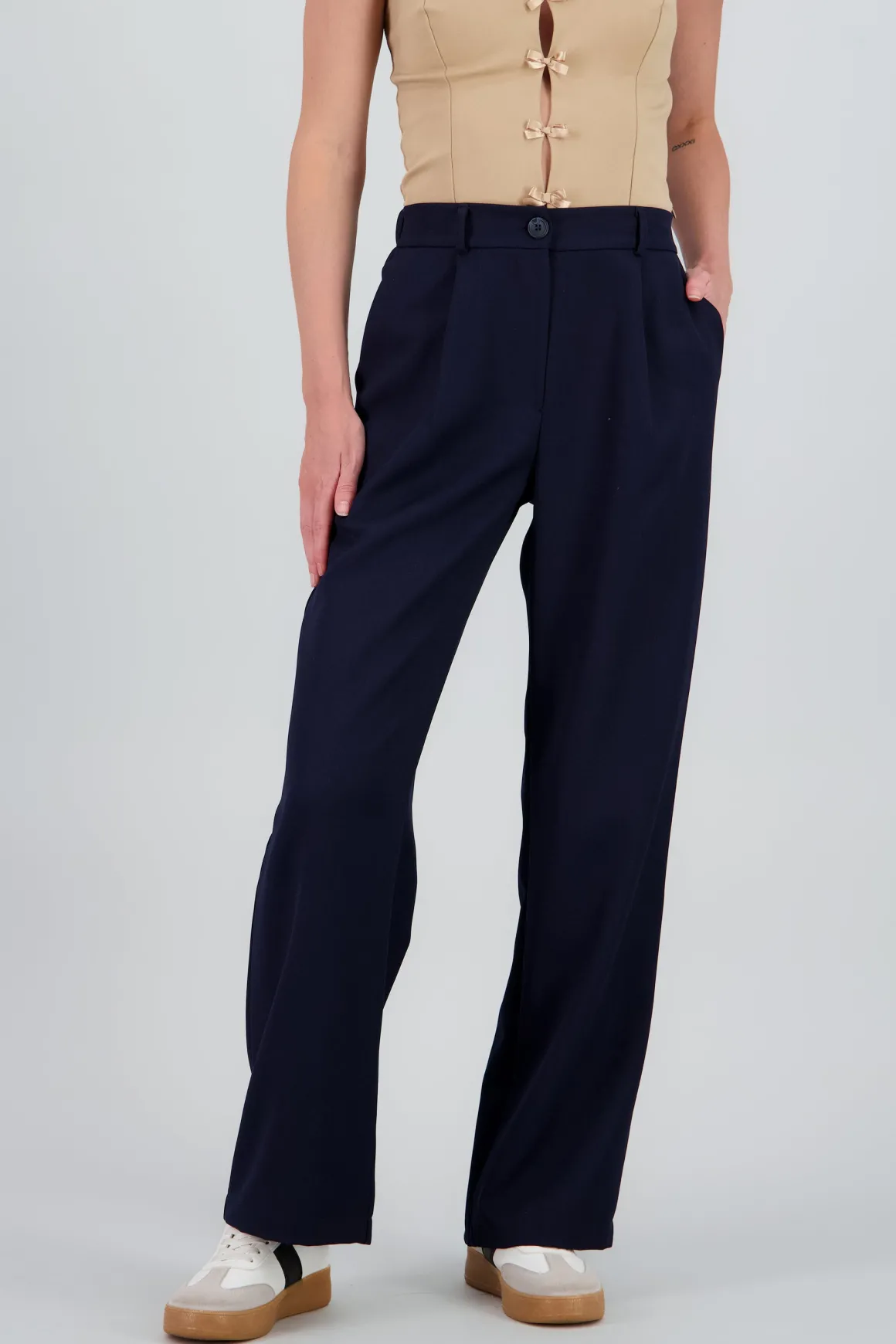 Pantalon tipo sastre detalle pinzas bolsas