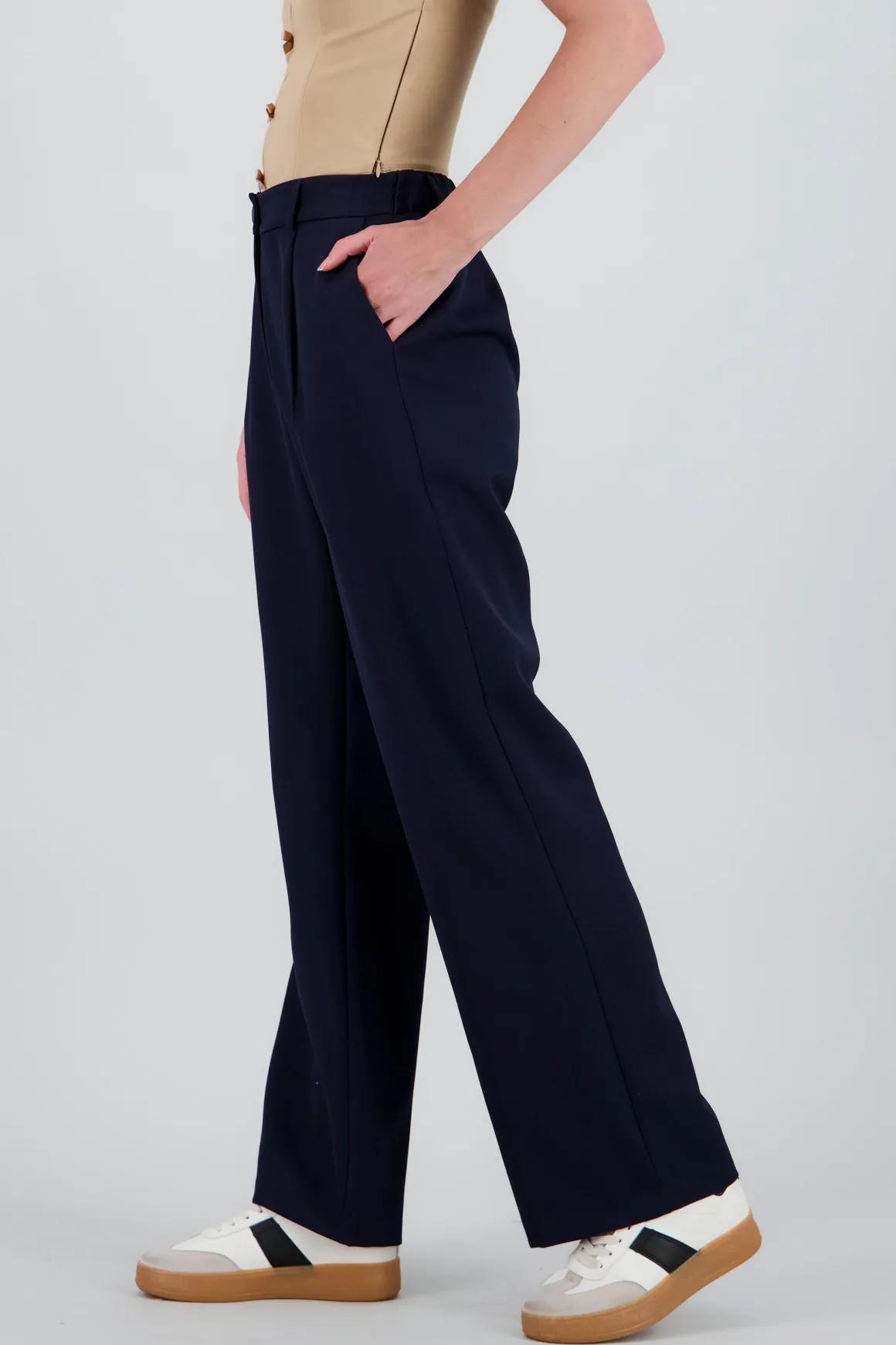 Pantalon tipo sastre detalle pinzas bolsas