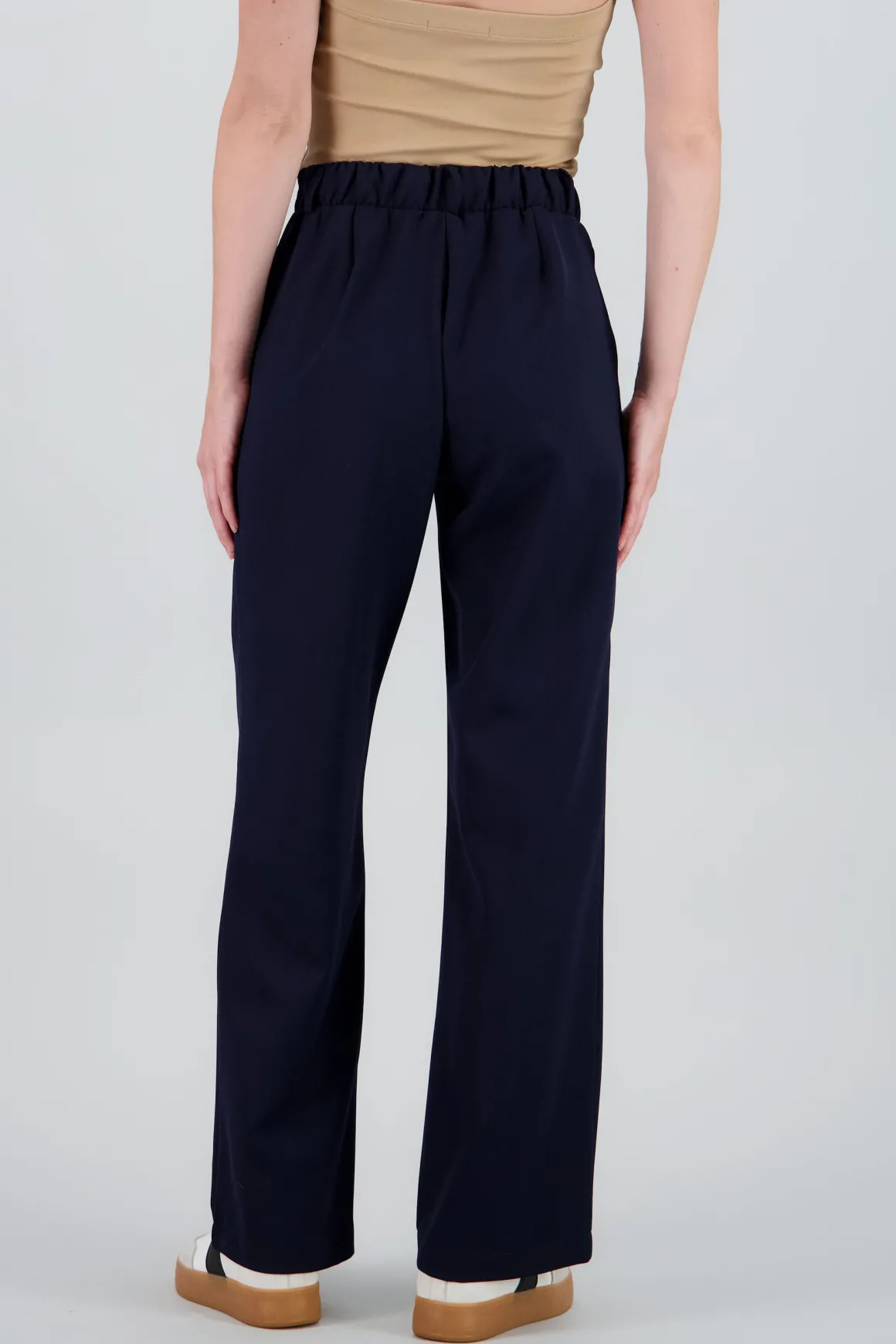 Pantalon tipo sastre detalle pinzas bolsas