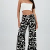 Pantalon wide leg estampado abstracto