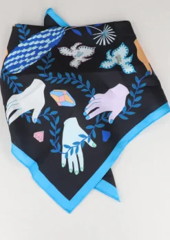 Pañuelo estampado manos