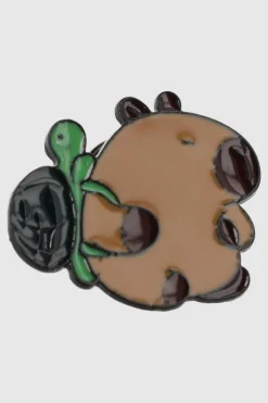 Pin capibara mochila