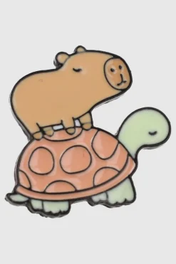 Pin capibara sobre tortuga