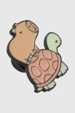 Pin capibara sobre tortuga