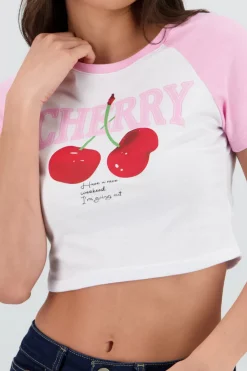 Playera crop cerezas contraste mangas