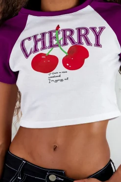 Playera crop cerezas contraste mangas