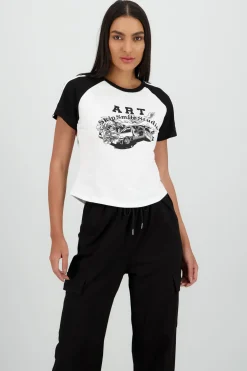 Playera crop detalle estampado contraste mangas