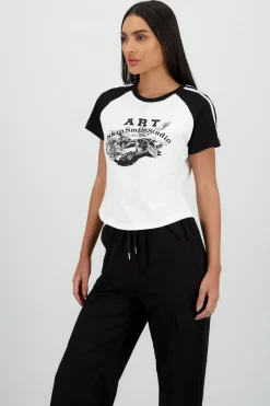 Playera crop detalle estampado contraste mangas