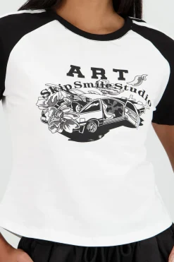 Playera crop detalle estampado contraste mangas