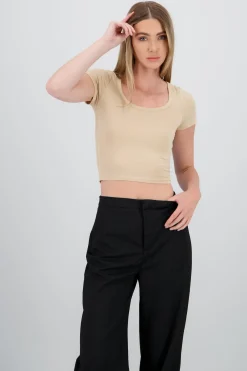 Playera de manga corta con escote