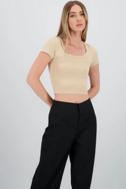 Playera de manga corta con escote