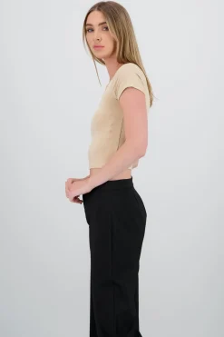 Playera de manga corta con escote