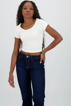 Playera manga corta detalle encaje y moño