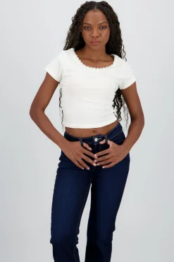 Playera manga corta detalle encaje y moño