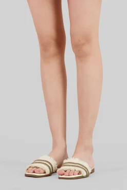 Sandalia detalle metálico flecos