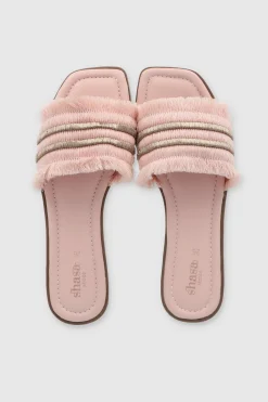 Sandalia detalle metálico flecos