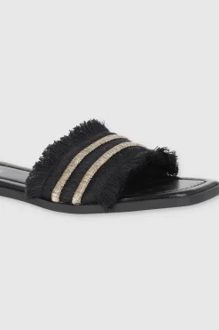 Sandalia detalle metálico flecos