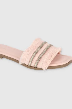 Sandalia detalle metálico flecos