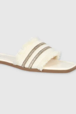 Sandalia detalle metálico flecos