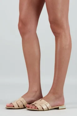 Sandalia entrelazada charol