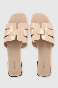 Sandalia entrelazada charol