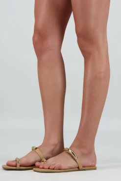 Sandalia mula detalle metal