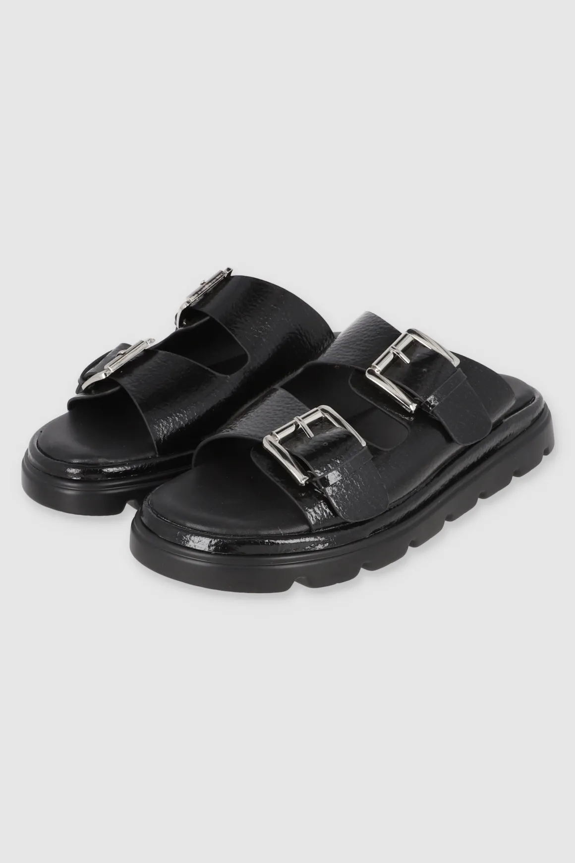 Sandalia suela dentada dos tiras hebillas