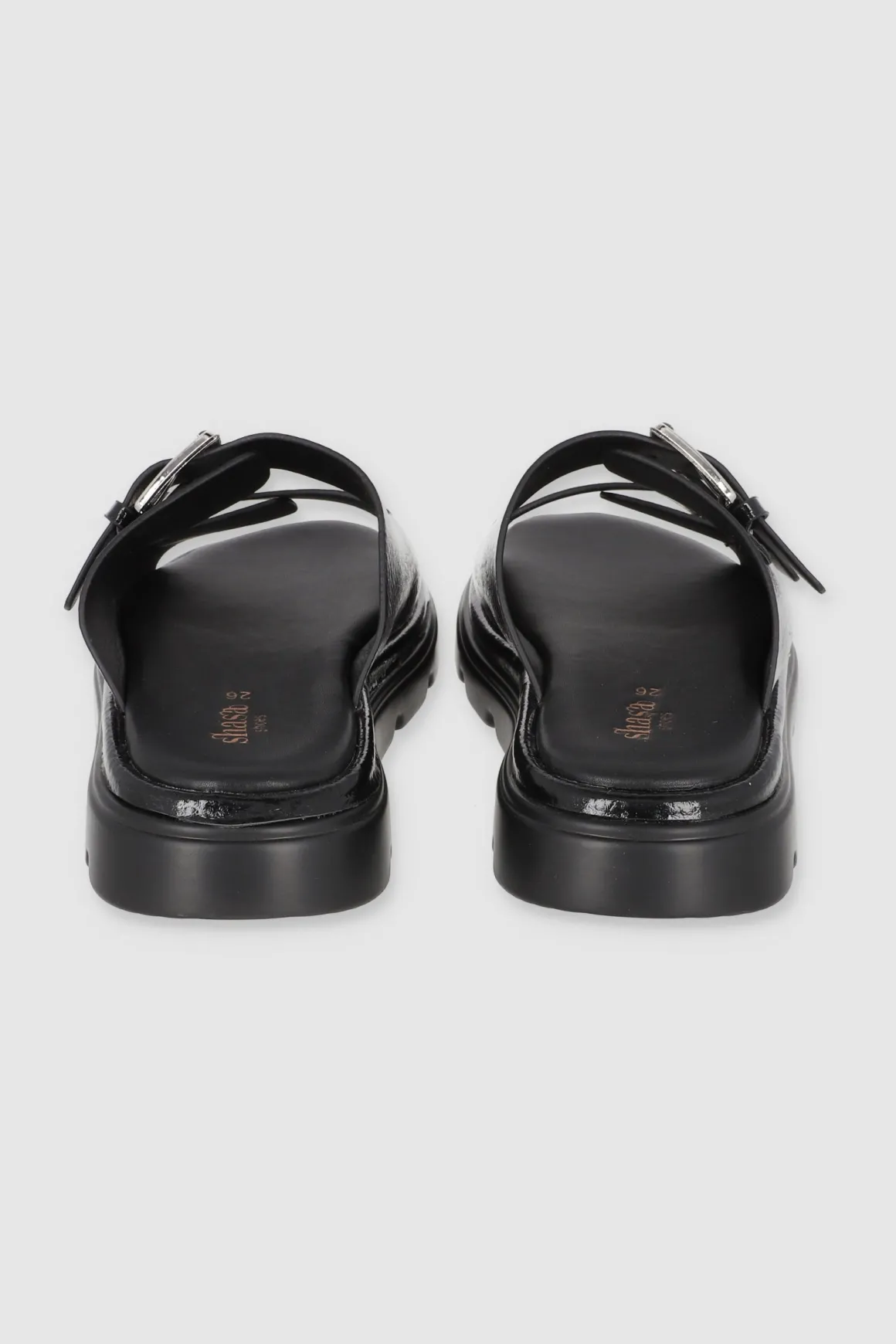 Sandalia suela dentada dos tiras hebillas