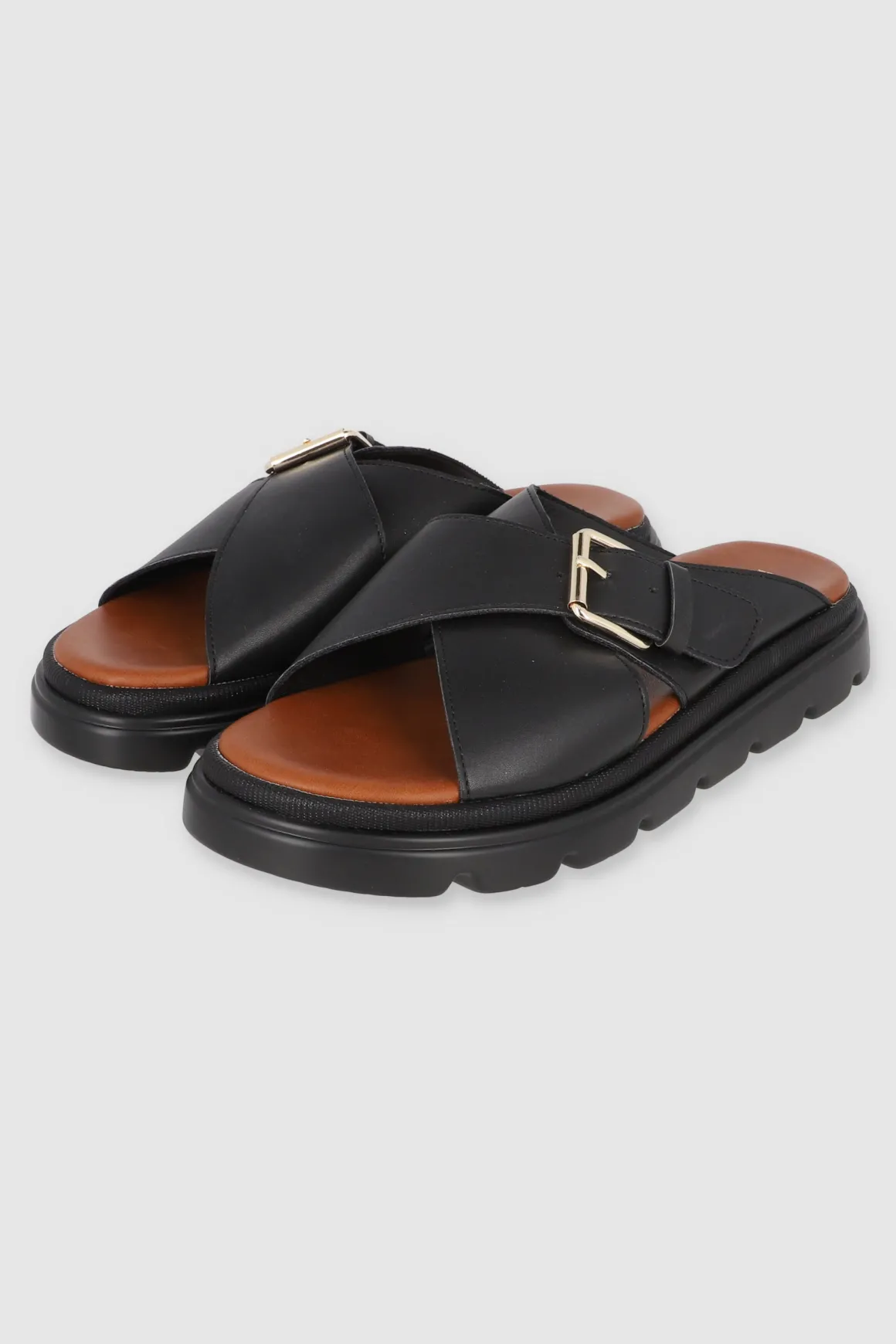 Sandalia suela dentada tiras cruzadas hebilla