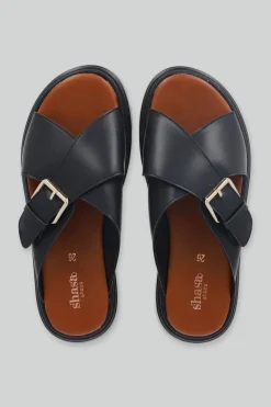 Sandalia suela dentada tiras cruzadas hebilla