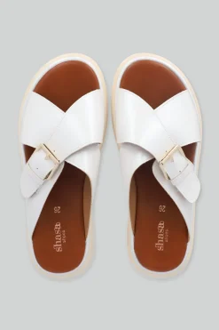 Sandalia suela dentada tiras cruzadas hebilla