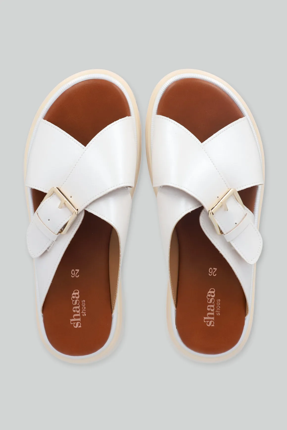 Sandalia suela dentada tiras cruzadas hebilla