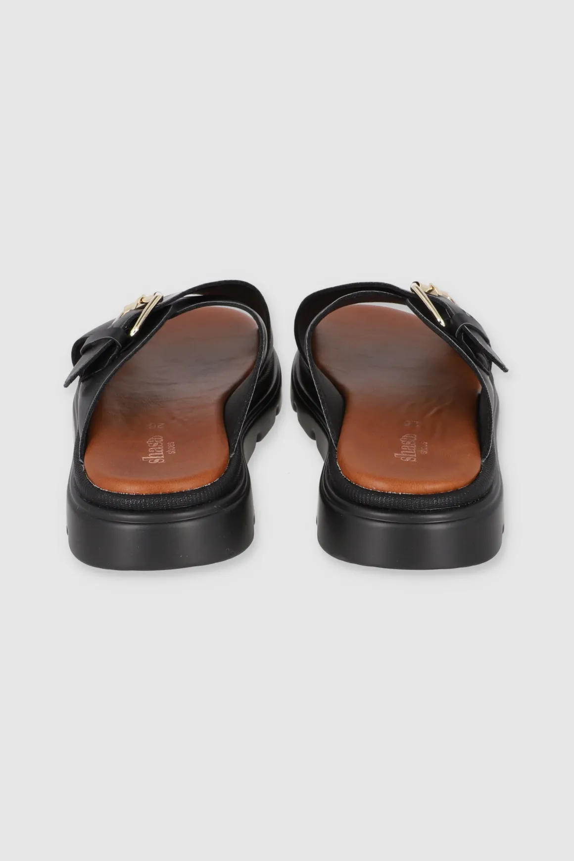 Sandalia suela dentada tiras cruzadas hebilla