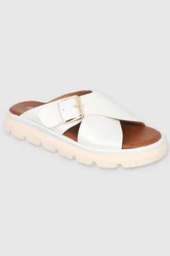 Sandalia suela dentada tiras cruzadas hebilla