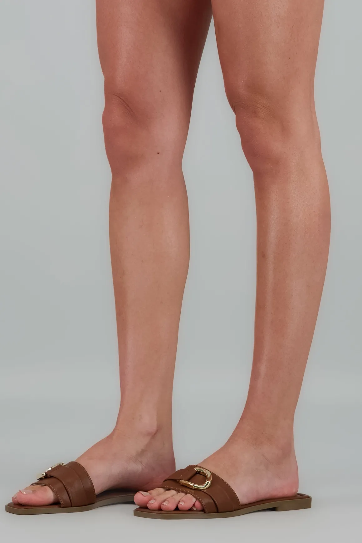 Sandalia tira ancha detalle metal