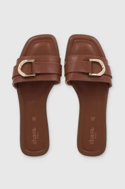 Sandalia tira ancha detalle metal