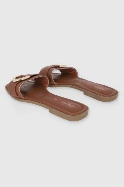 Sandalia tira ancha detalle metal