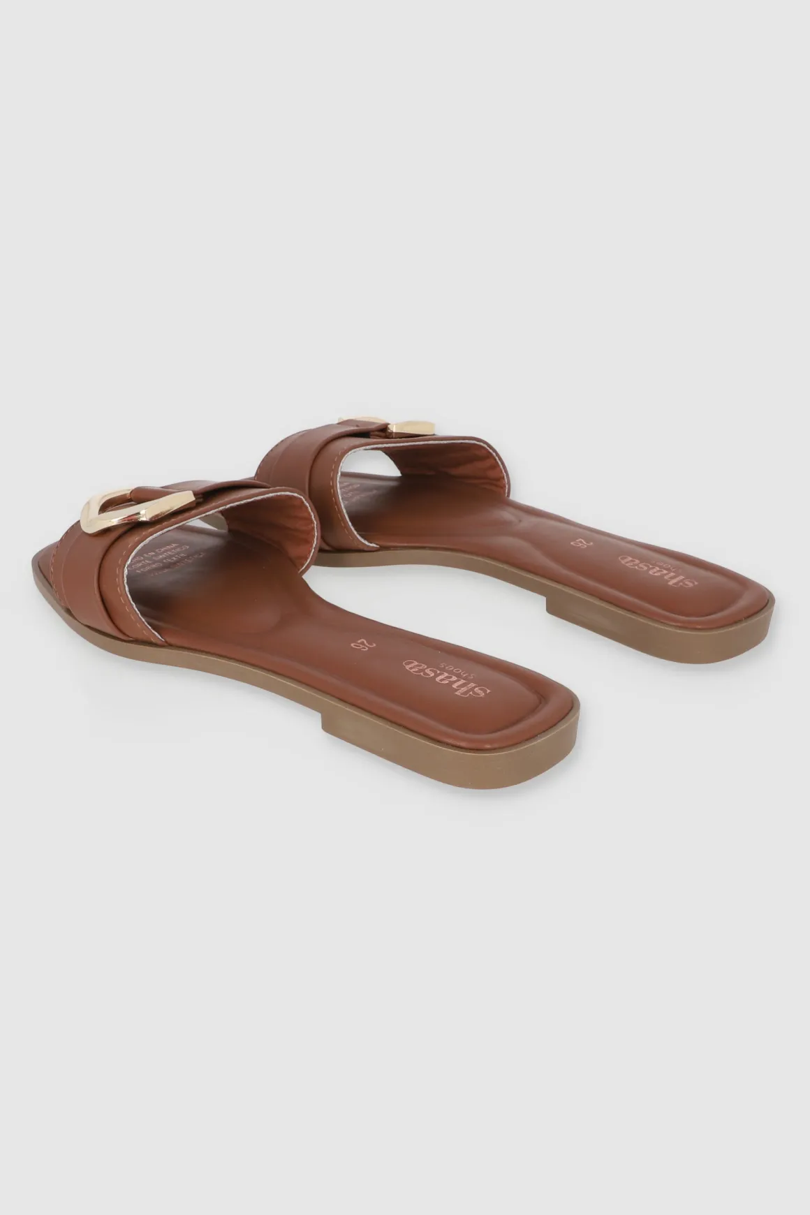 Sandalia tira ancha detalle metal