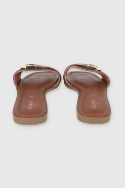 Sandalia tira ancha detalle metal