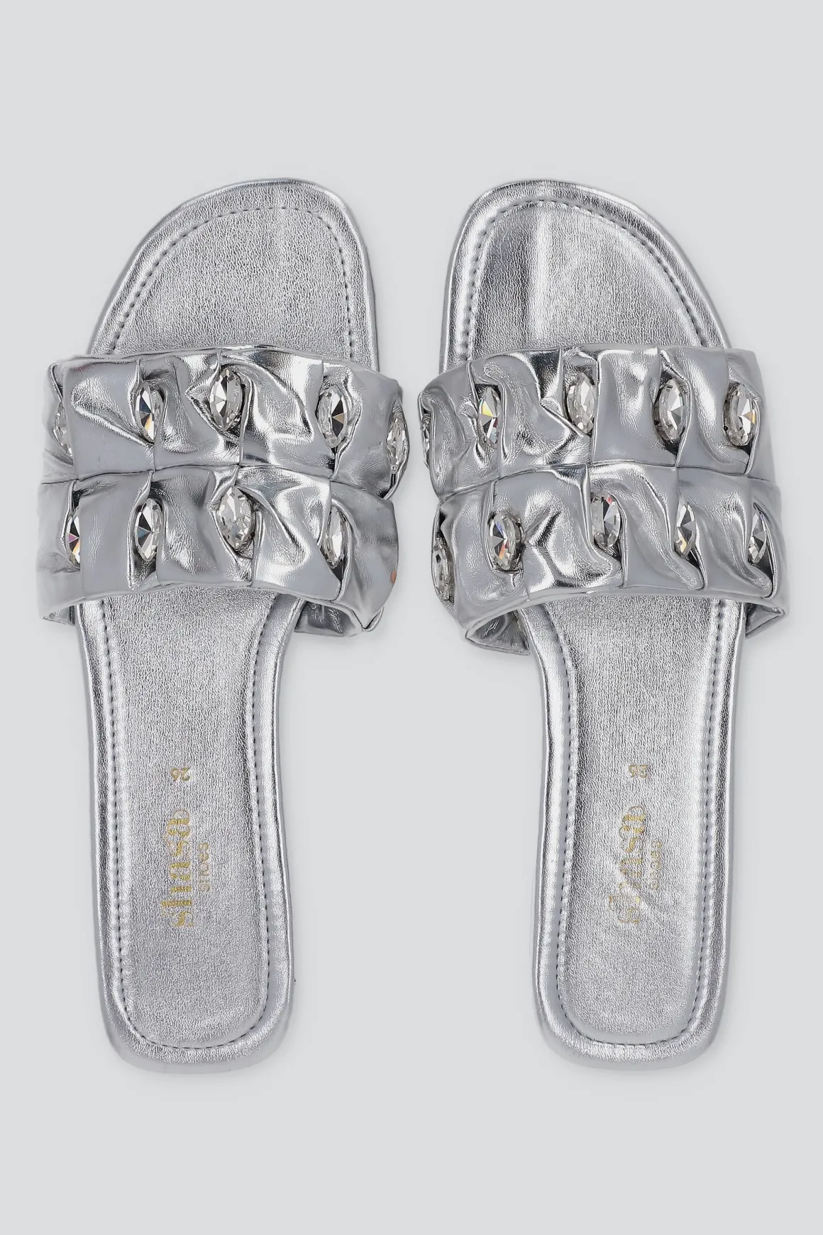 Sandalia tira ancha pliegues gemas grandes