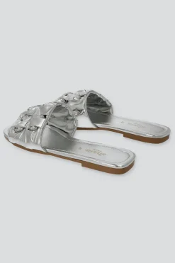 Sandalia tira ancha pliegues gemas grandes