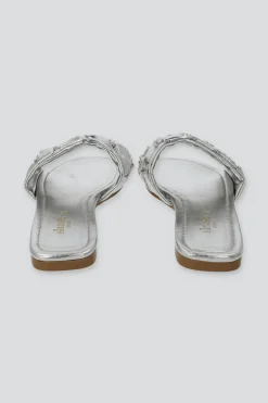 Sandalia tira ancha pliegues gemas grandes