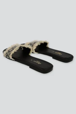 Sandalia tira tejida rombo deshilada