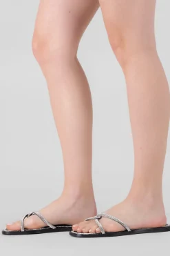 Sandalia tiras brillos cruzados