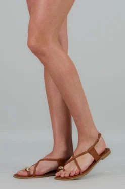 Sandalia tiras crizadas detalle metal dedo